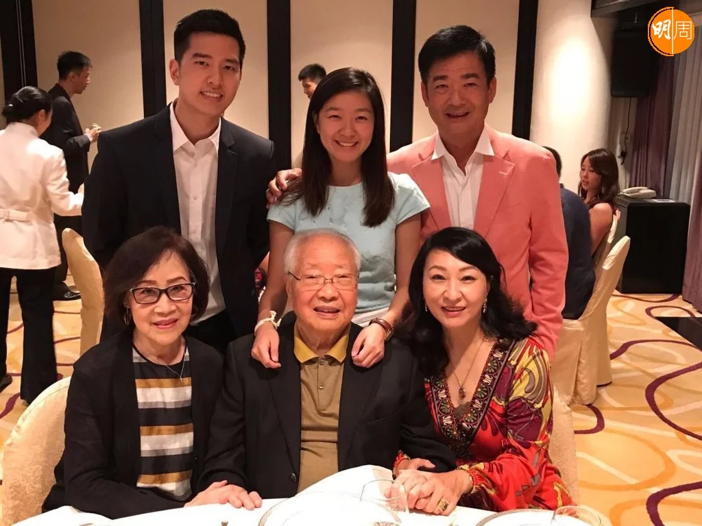 蔣麗萍與父母及丈夫和子女。