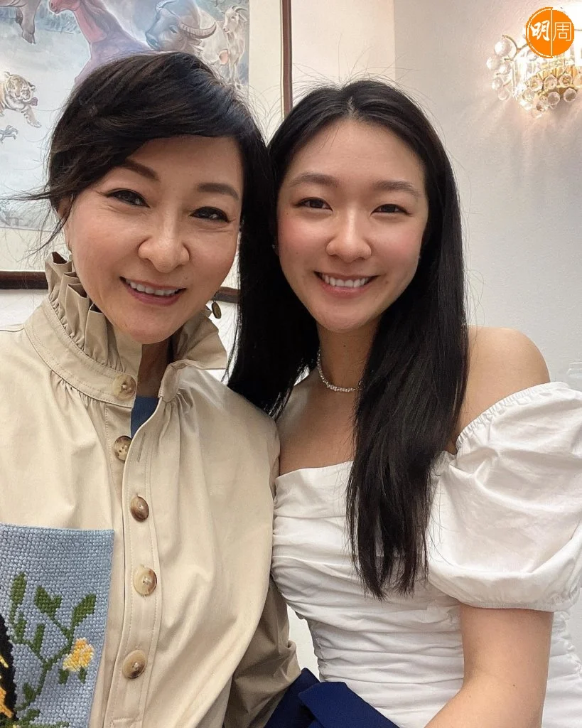 蔣麗萍與女兒。