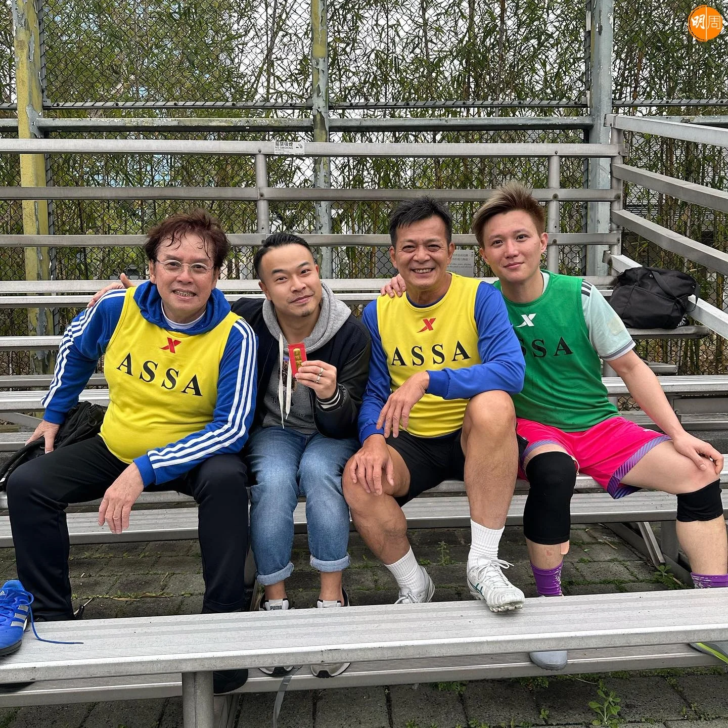 劉可獲黃日華邀請同明星足球練波。