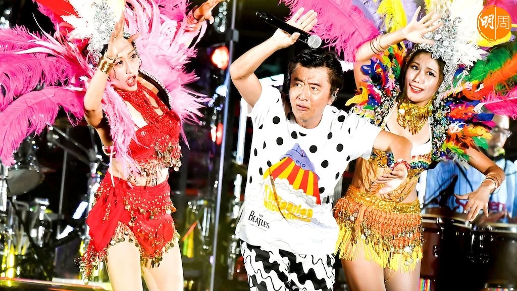 帶同性感舞蹈員上台的桑田大叔,跟台下觀眾玩到癲。