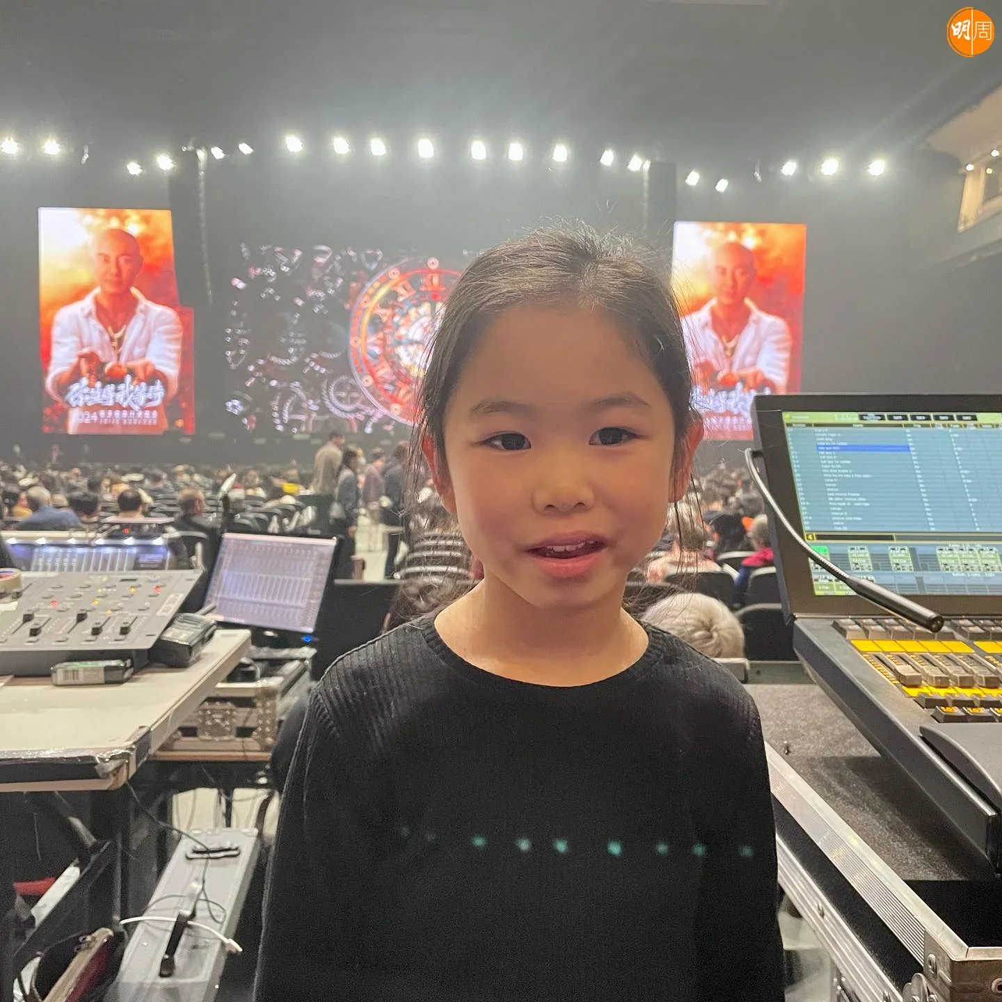 陳宛蔚讓囡囡了解爸以前工作。