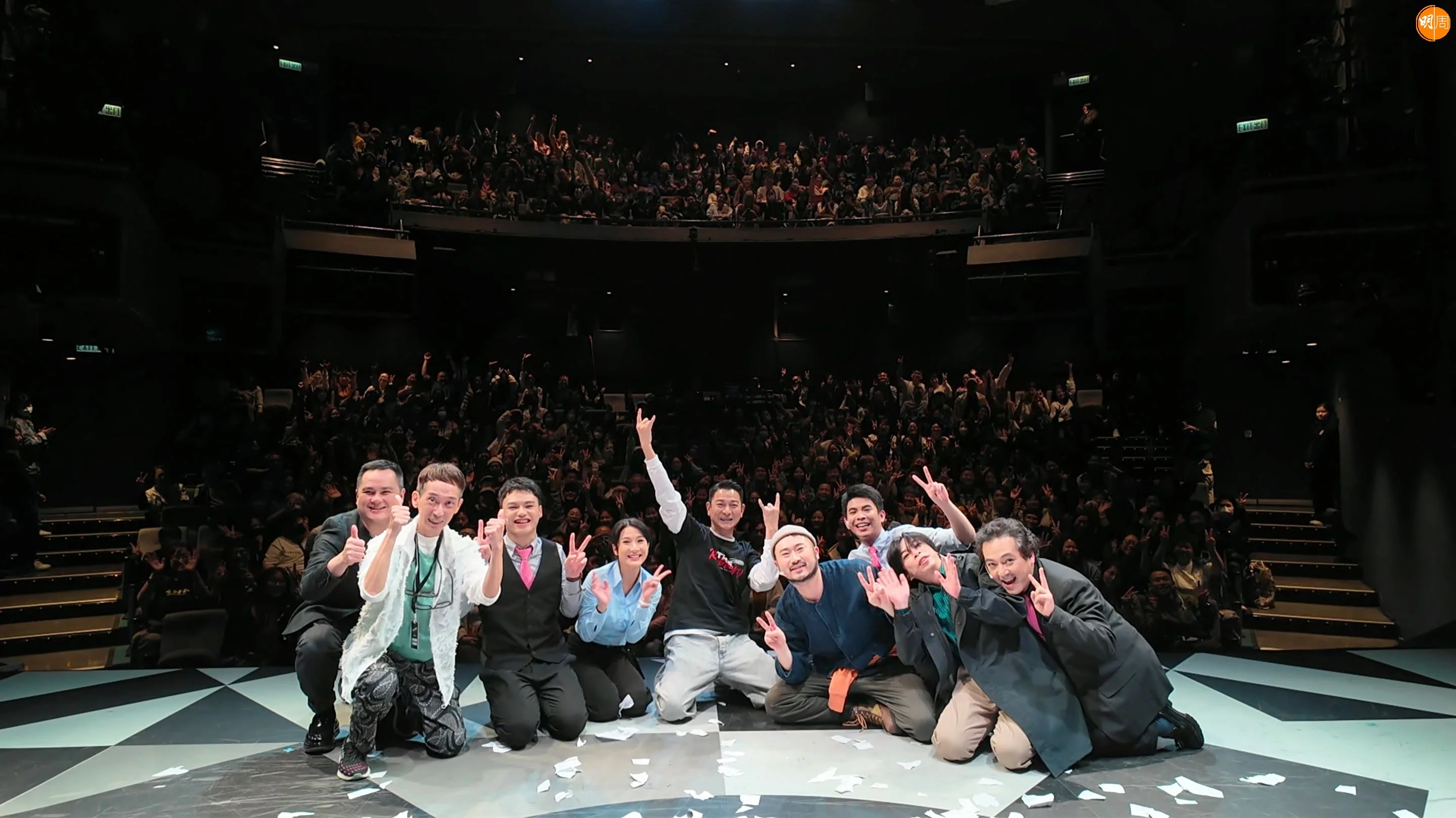 華仔獲邀上台跟眾演員一起謝幕。