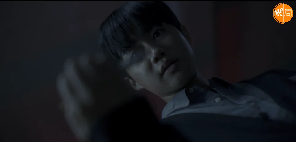 朴智彬飾演的裴正民是一名駭客，原來是殺手的同黨。