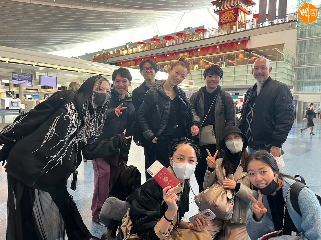 在日本機場與老公等團隊合照。