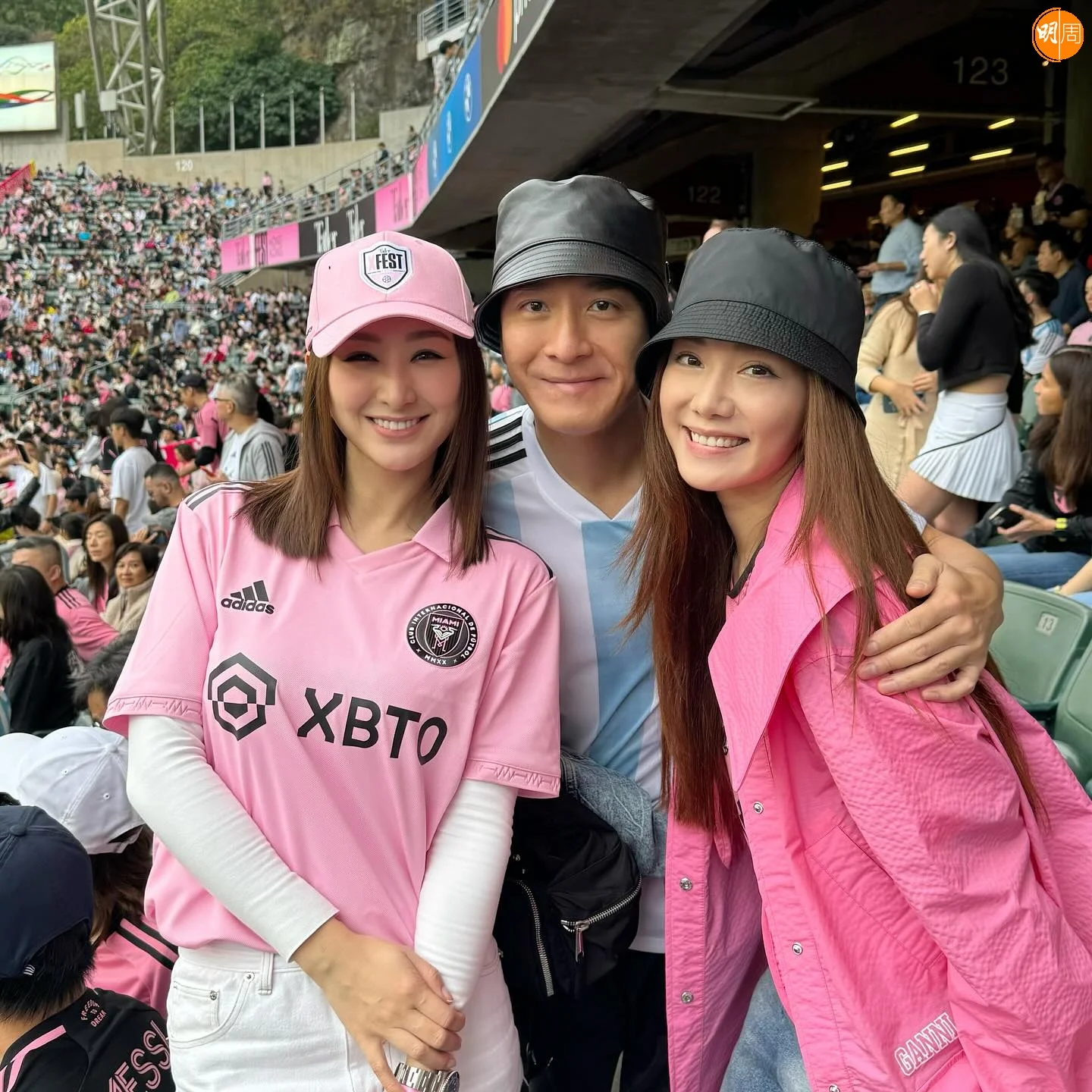 高海寧當日在球場觀眾席上滿場飛。