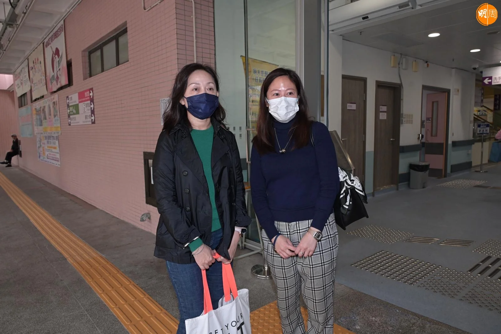 鄭啟泰胞妹（左）與未婚妻王雁玲（右）今早到醫院見醫生。