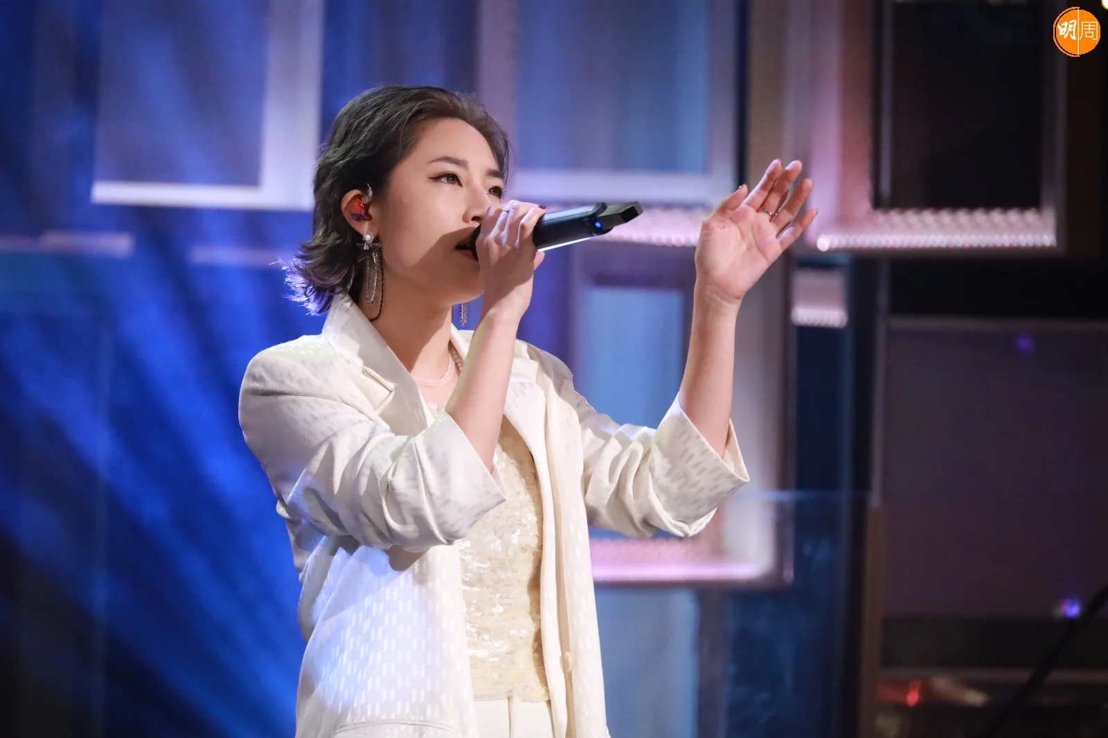 陳俞霏被評審讚揀啱歌。