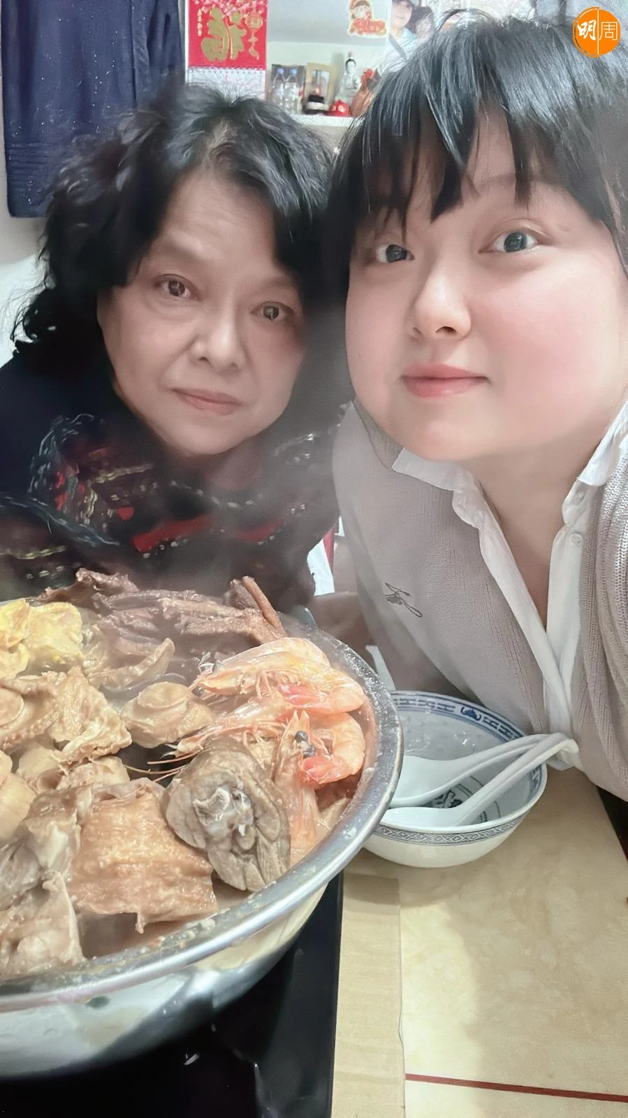 出名孝順的細細粒，每月都會返港跟媽咪食飯見面，去年還在香港置業送給母親大人。
