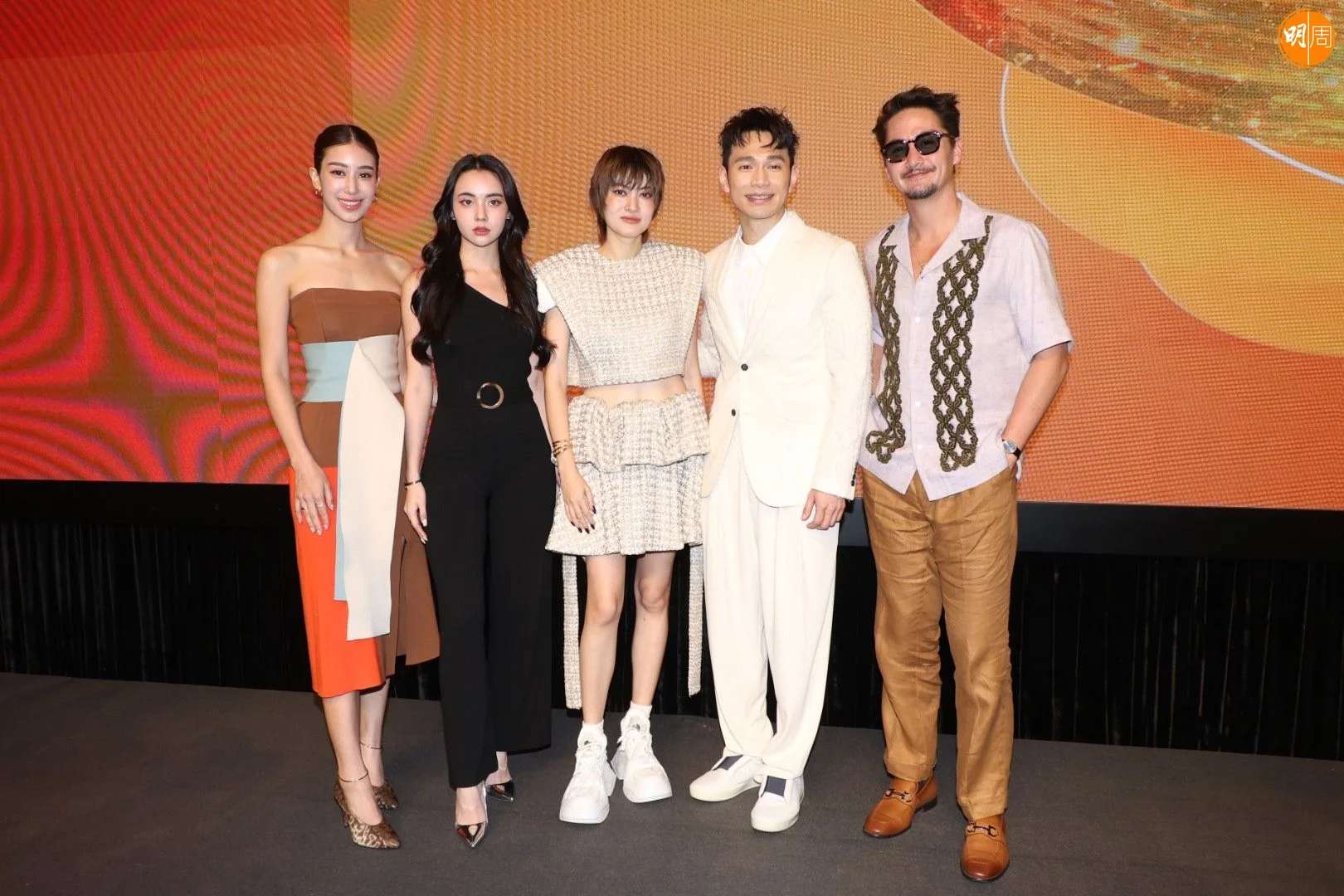 泰國版《三十而已》幾位主角(左起）Mint Chalida Vijitvongthong、Mookda Narinrak、Margie Rasri Balenciaga、Ananda Everingham與王梓軒合照