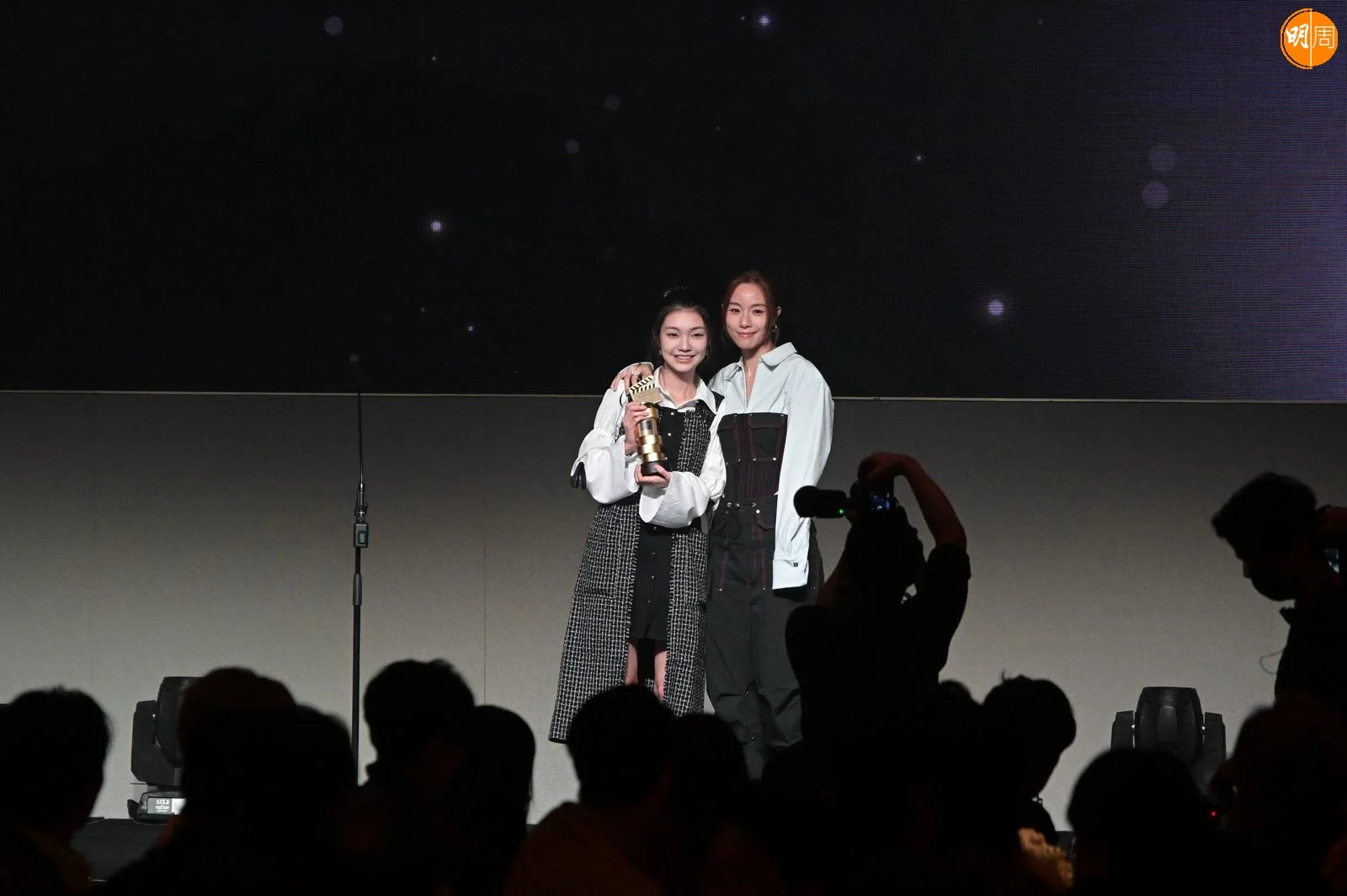 謝咏欣由鄧麗欣頒獎。