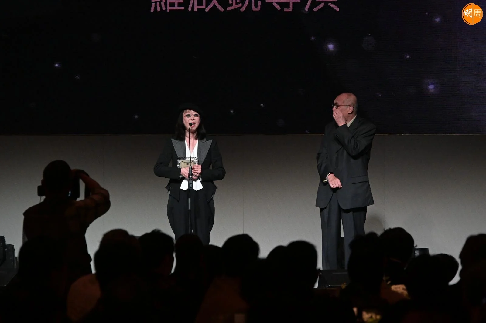 「榮譽大獎」由羅啟銳奪得，由張婉婷上台代領。