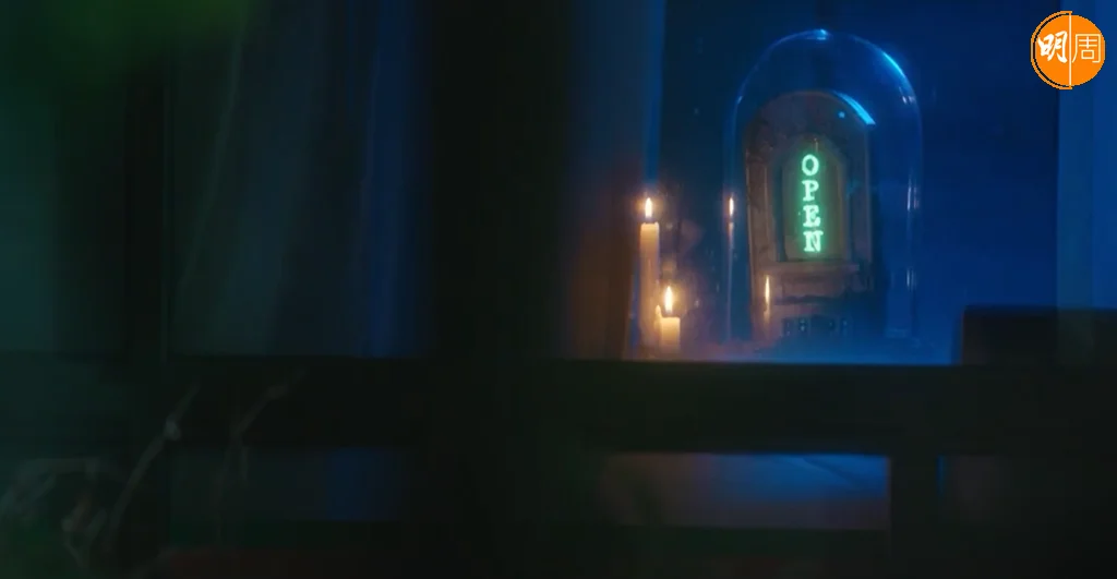 夜限照相館夜晚才開門，館內掛滿亡者在世上最後一張相。