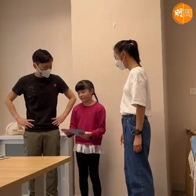 月月在社交網答謝堅叔叔，及劇中飾演姐姐的黃頌明全程「陪訓」。