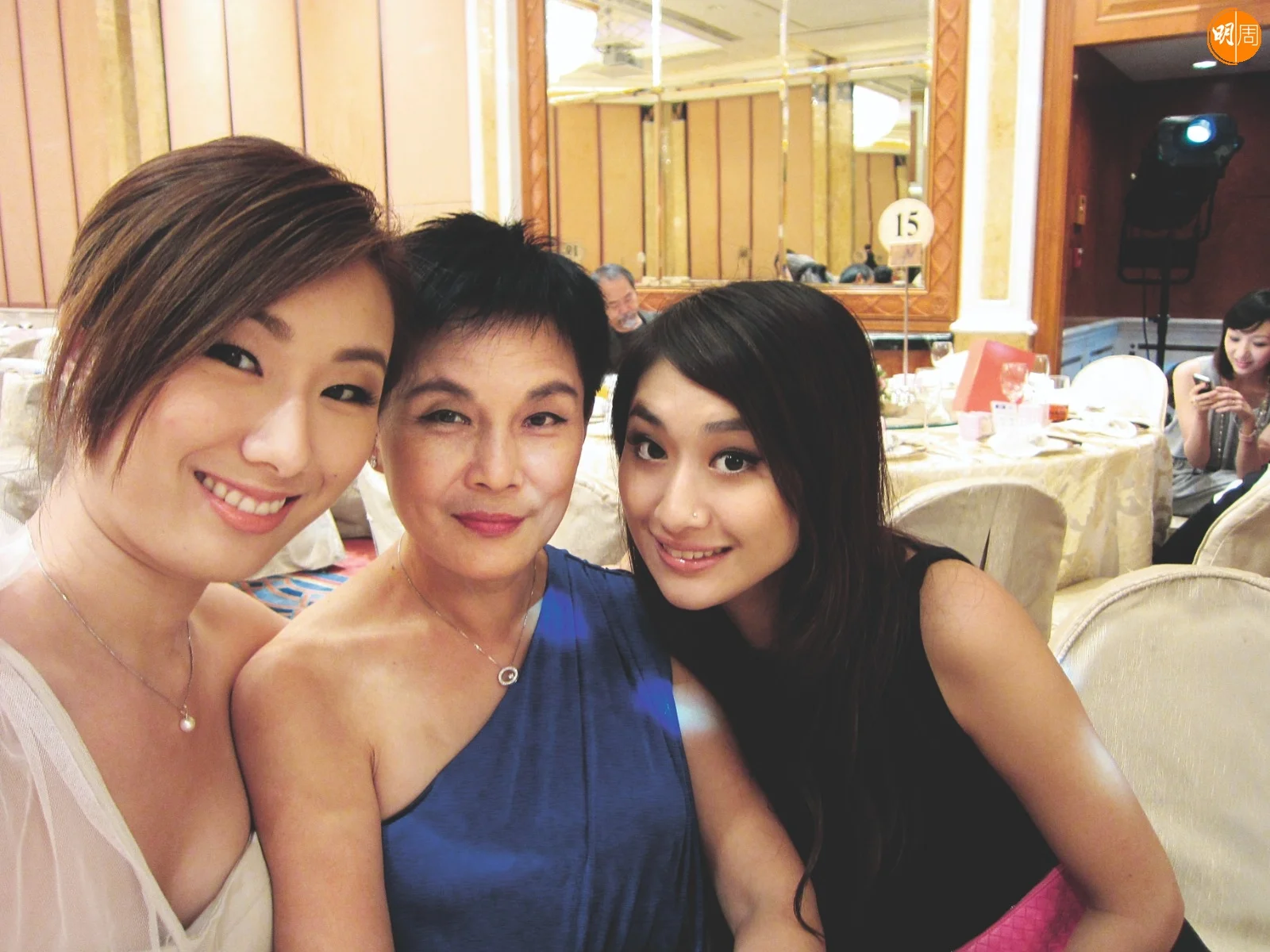 李影兩名女兒為母親發布訃告。