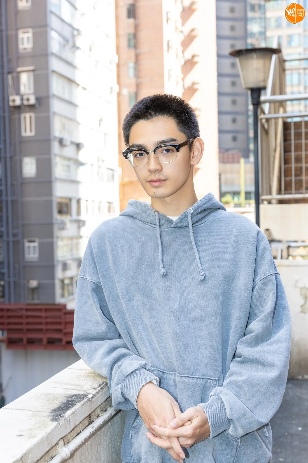 George剷髮演釋囚。