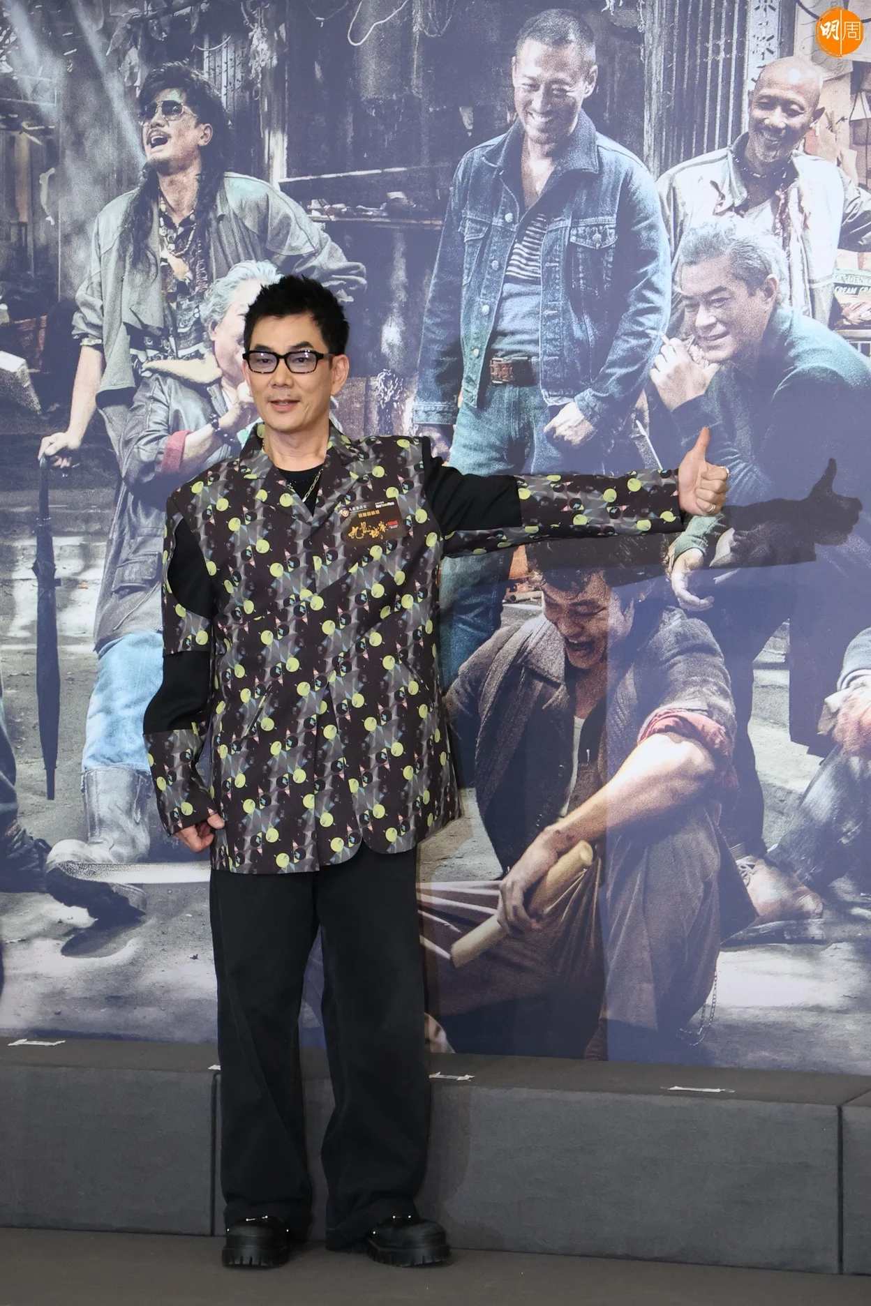 任賢齊特別剃頭演出，因為若果不剃頭，靠化妝要花5小時，他剃頭只需要2小時，可以留多些時間給工作人員休息。