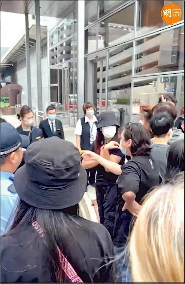 MIRROR上星期六（20日）完成美加巡唱後返港，「姜糖」及「神徒」在接機時，因爭位爆發衝突。