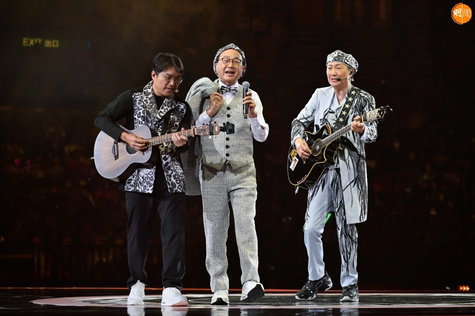 許思維、許冠文及許冠傑在台上合唱。