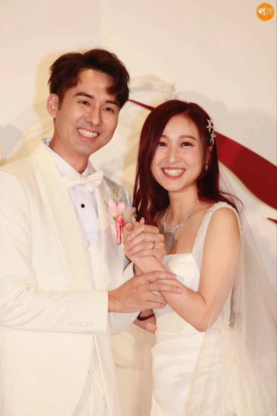 黃美棋出嫁大解放DeepV兼露美背 鍾健威爆媽媽恨抱兩個孫 - 本地 - 明周娛樂