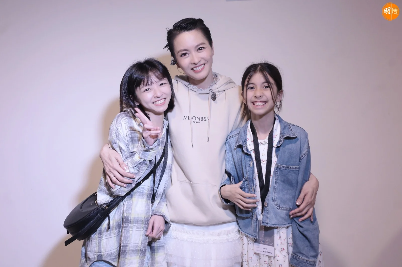 兩年前Gigi到台灣拍攝劇集《聰明鎮》，戲中飾演她女兒的陳姸霏和Sofia兩位「女兒」在後台碰面。