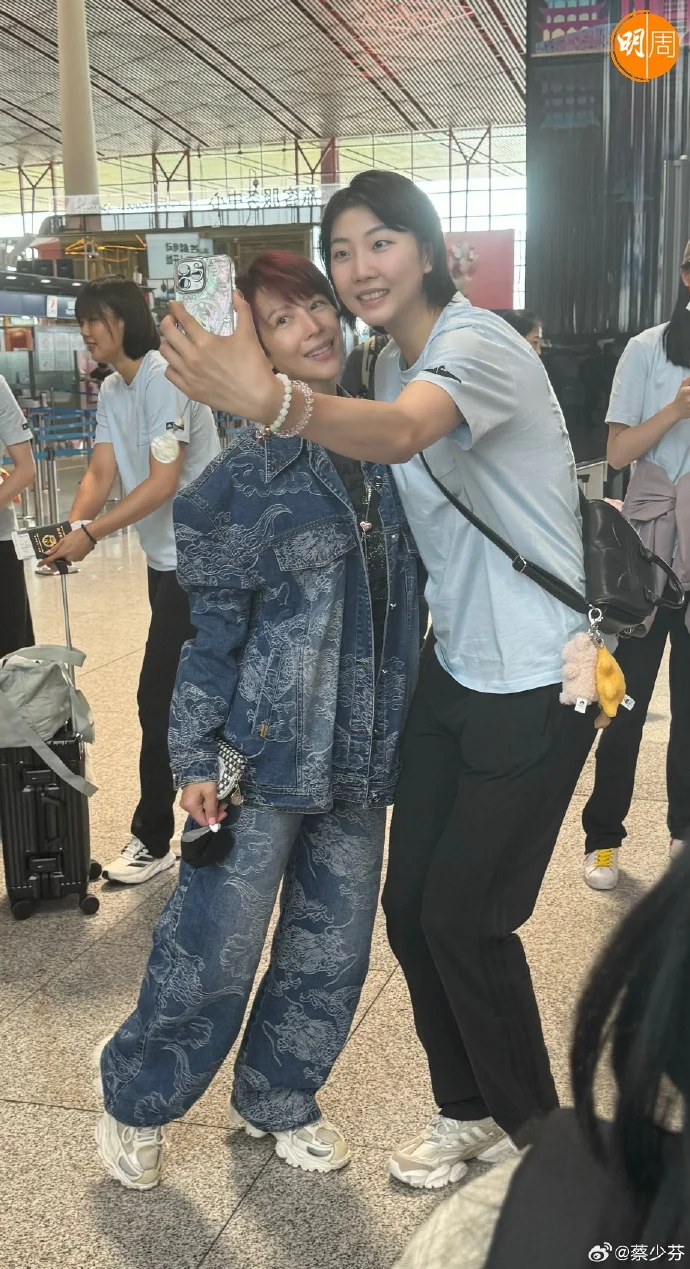 蔡少芬瞬間嬌小了。