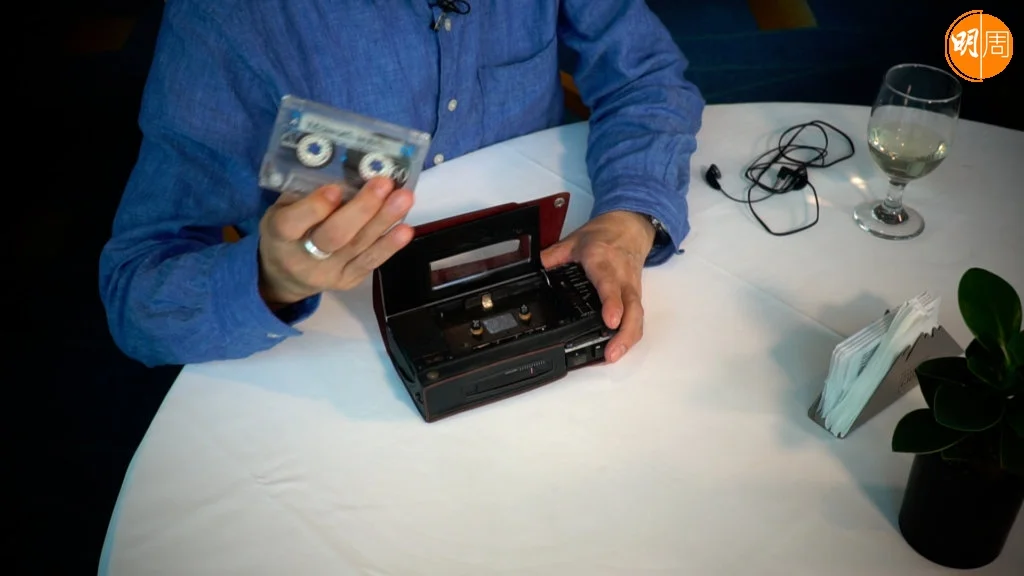 周禮茂帶來用了多年的大Walkman,全盛期歌詞聽着錄音帶來填寫。