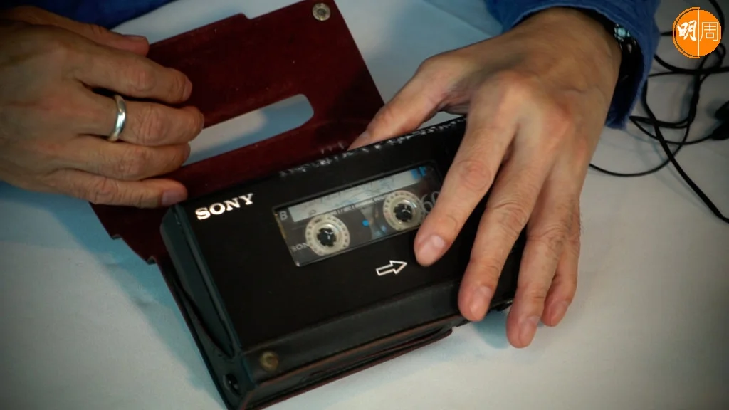 周禮茂帶來用了多年的大Walkman,全盛期歌詞聽着錄音帶來填寫。