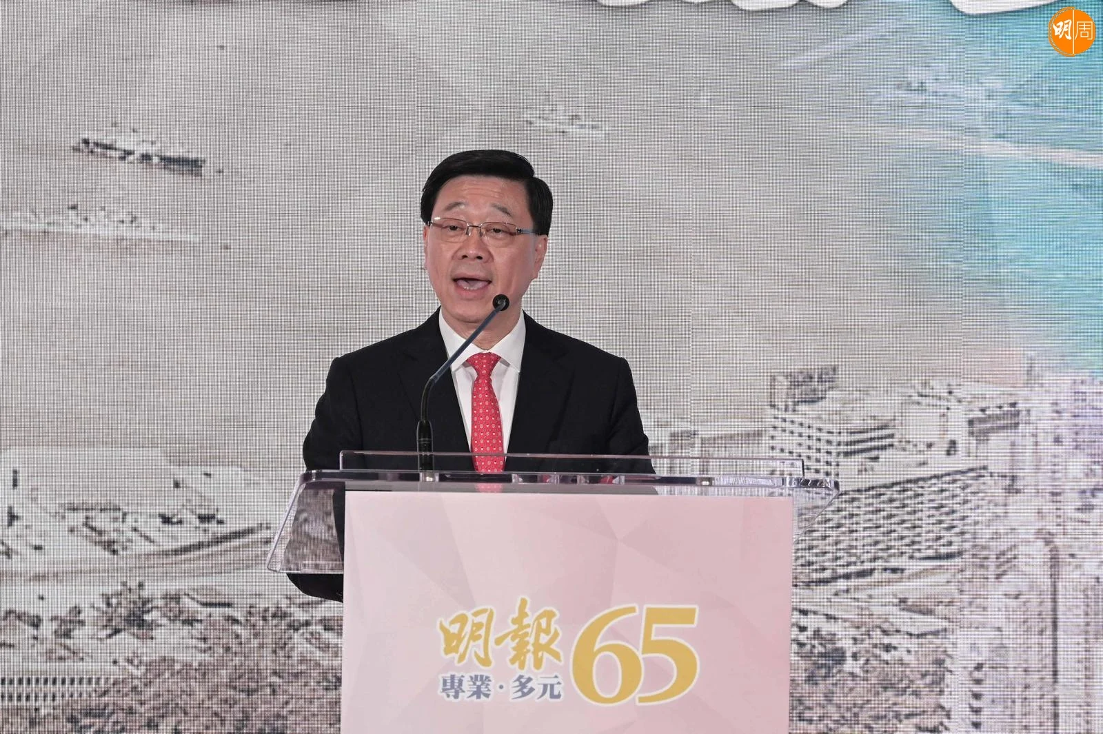 特首李家超致辭時指傳媒的行業專業,任重道遠,必須向以偏概全說不、向誤導說不、向「唱衰」說不。