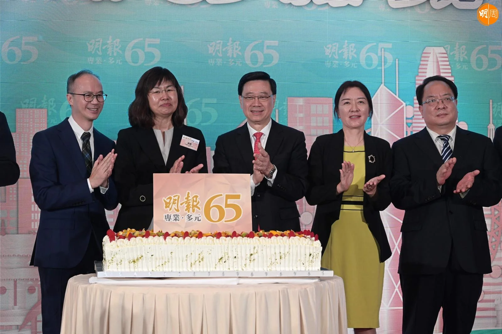 《明報》舉行創刊65周年酒會,主禮嘉賓包括特首李家超、香港中聯辦副主任盧新寧、外交部駐港特派員公署副特派員潘雲東、世界華文媒體集團主席兼非執行董事張聰、《明報》總編輯劉頌陽。