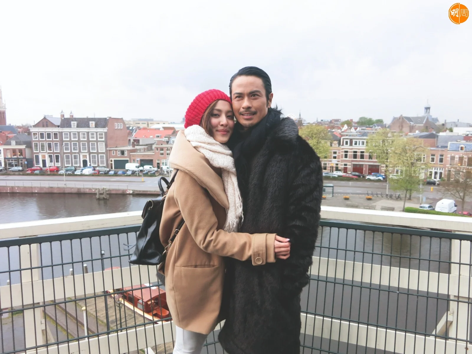 兩人在荷蘭拍攝外景時，擦出愛火。