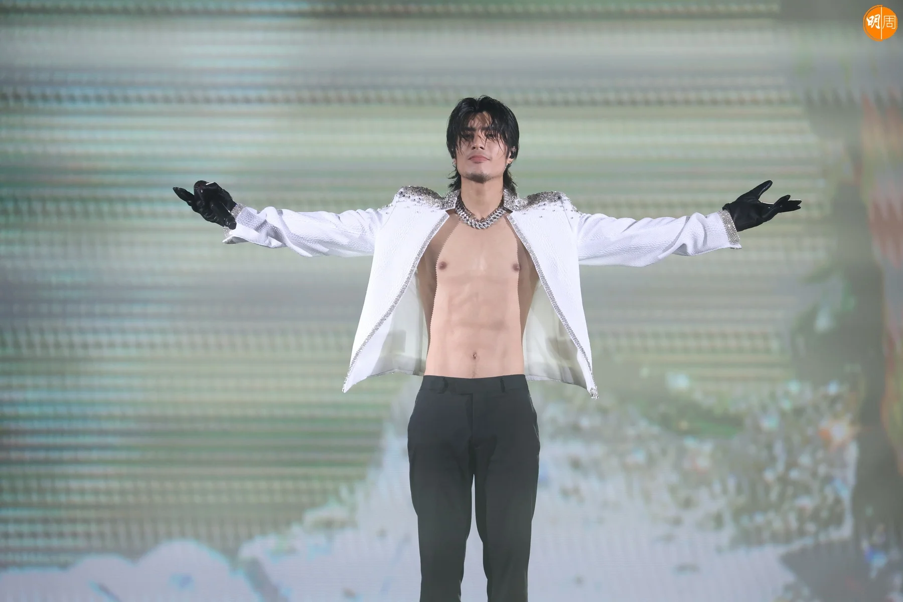 YAN TING在安哥環節,真空只穿着外套上陣。