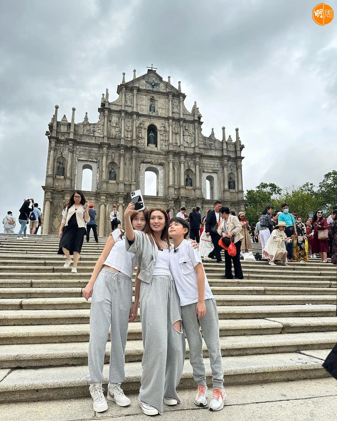 15歲的女兒與11歲的兒子目前與姚嘉妮一起生活