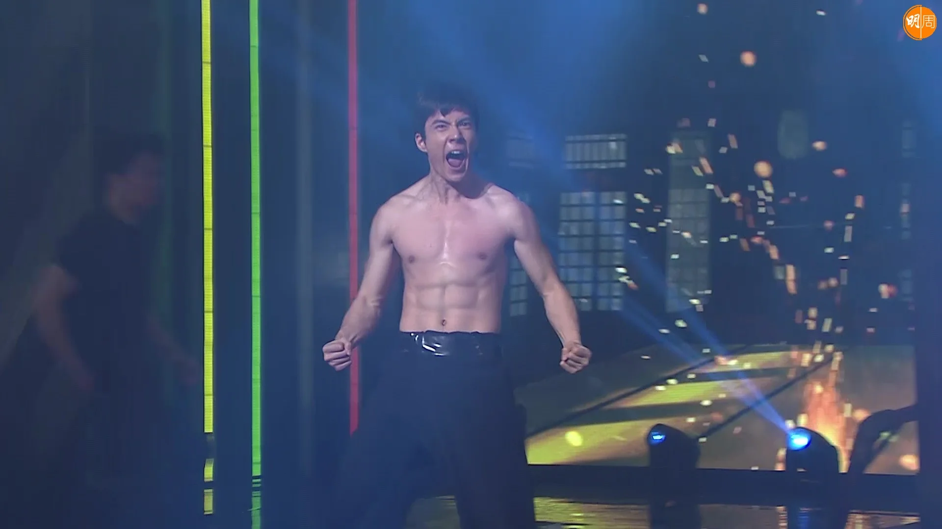 Alan除了腹肌吸引外,表現也很好。