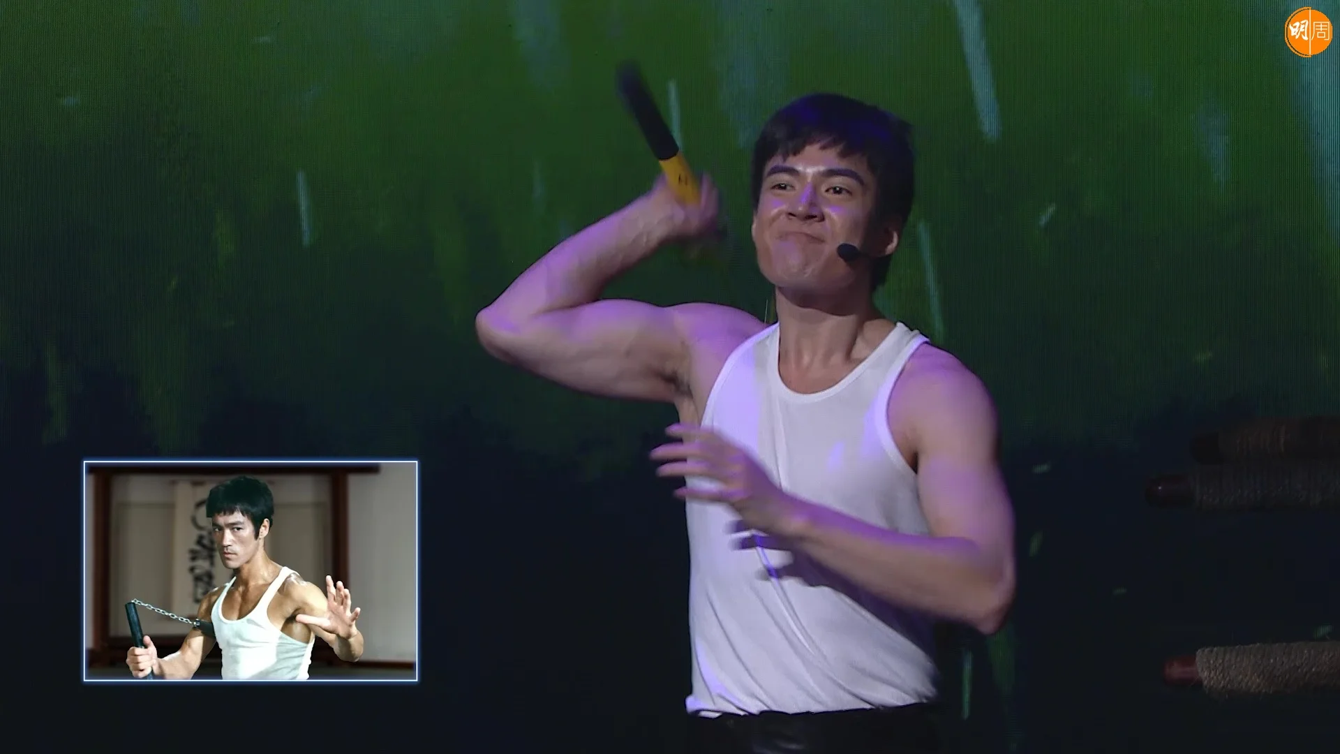 耍雙截棍速度之快係連枝棍都見唔到。