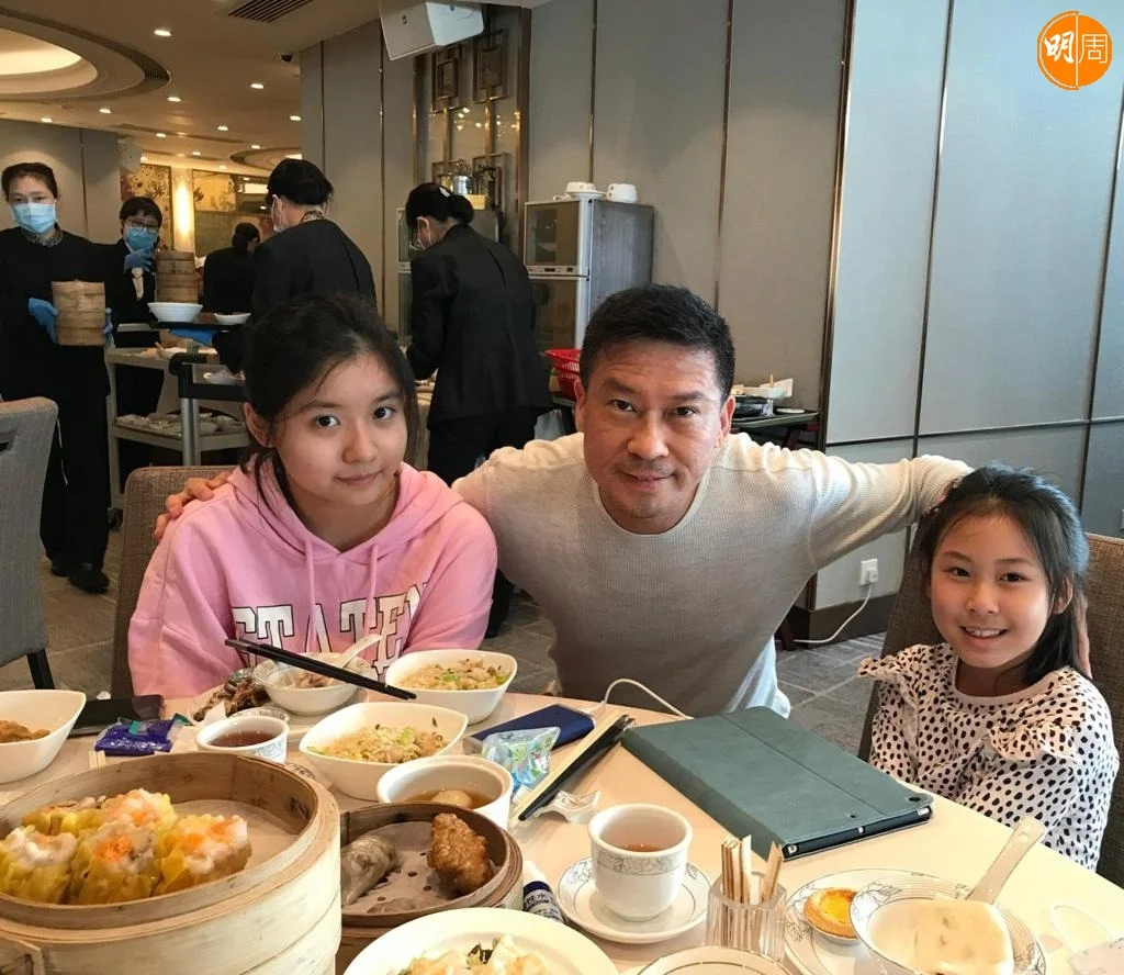 張佳添與兩個女兒感情很好。