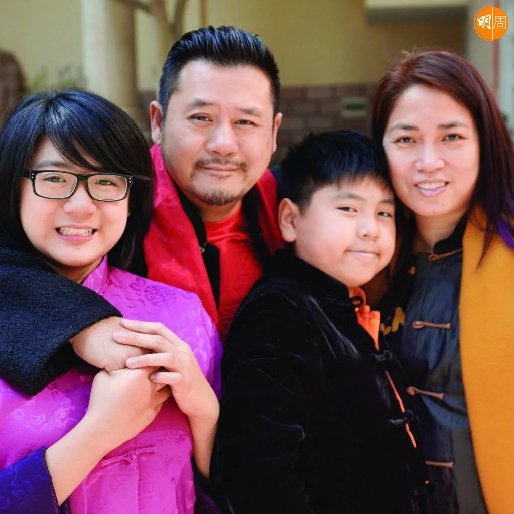 麥長青一家四口。