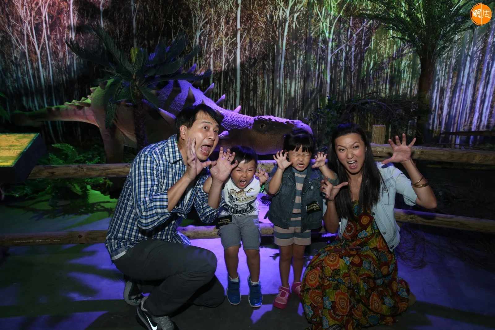 兩人育有一子一女，經常享受天倫樂。