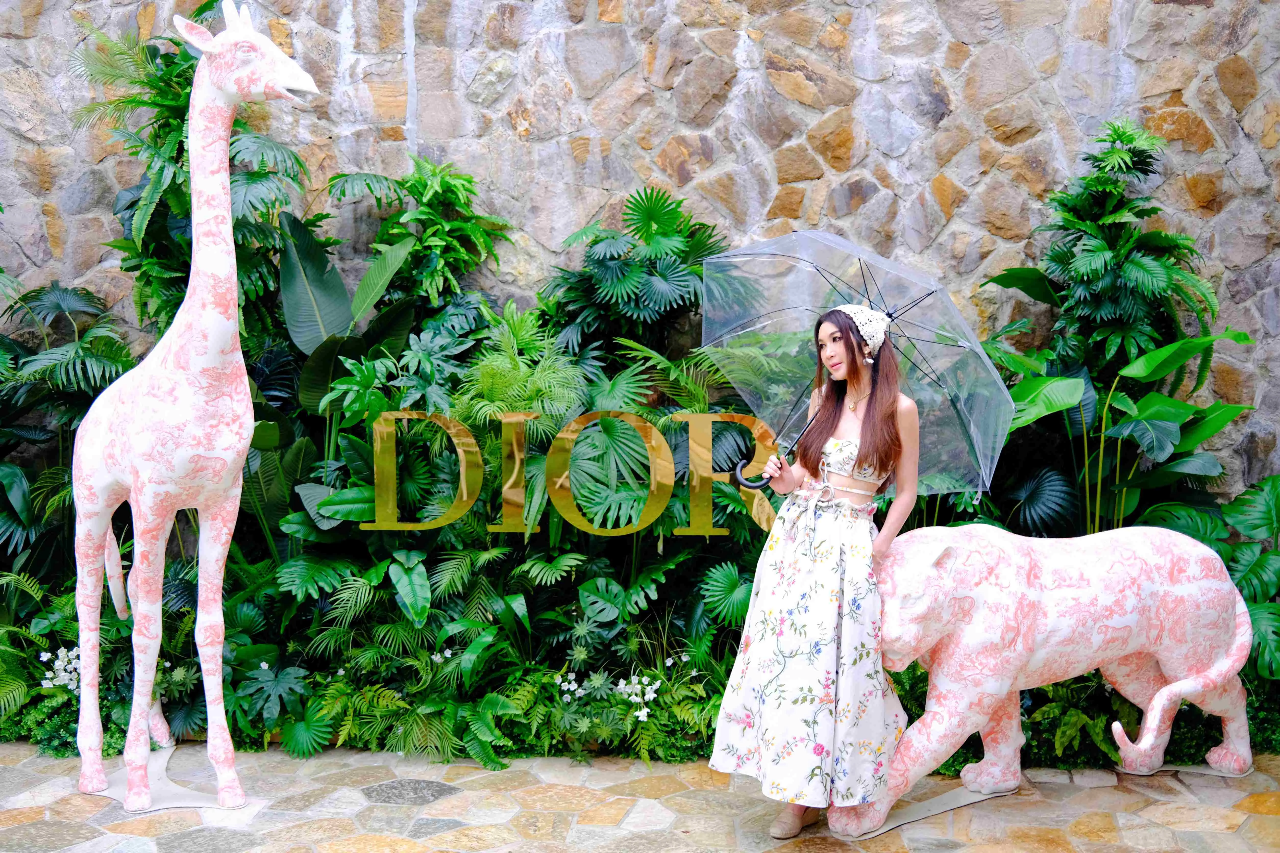 Irene fit爆露出白滑香肩和小蠻腰。