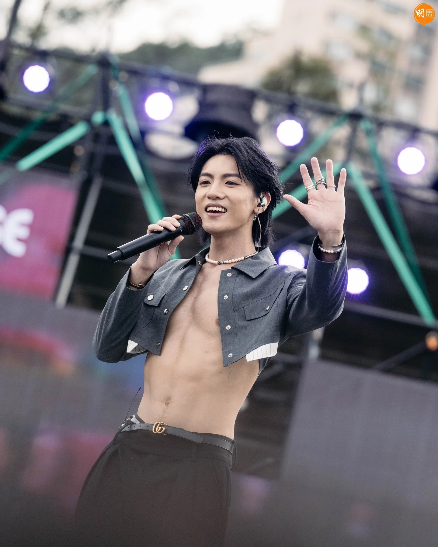 舞台上的形象,令外界質疑力臻身兼兩職會否出現予盾?