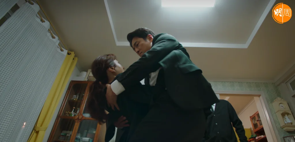 以為意外死去的老公,在忌日突然出現,嚇死老婆。