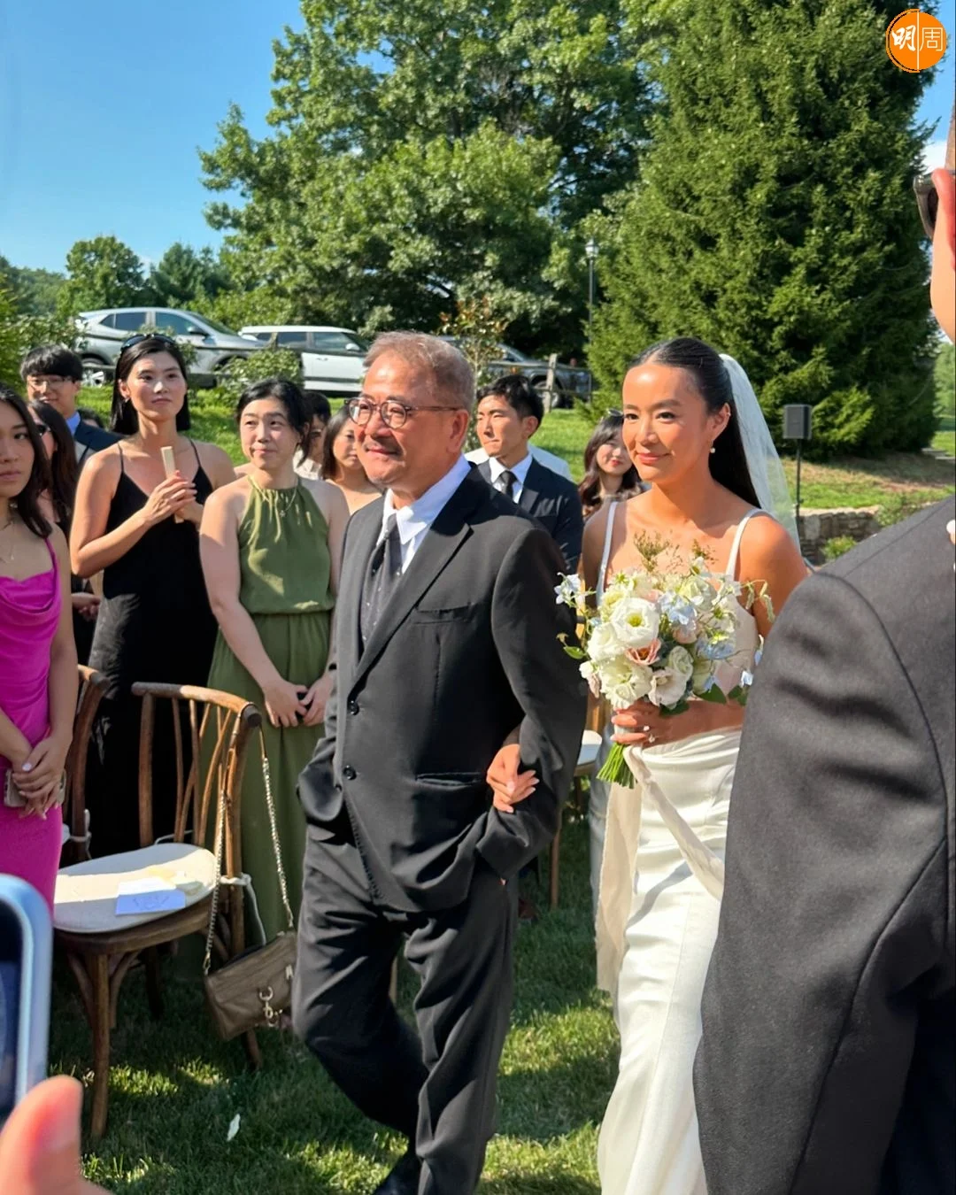 區令山挽着爸爸區丁平進場。