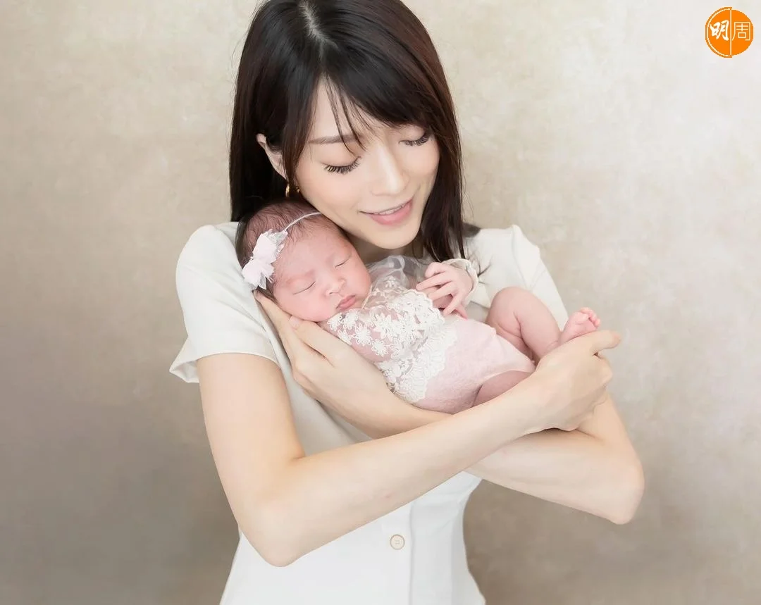 老公陳家樂不在港,Shiga獨自照顧不簡單。