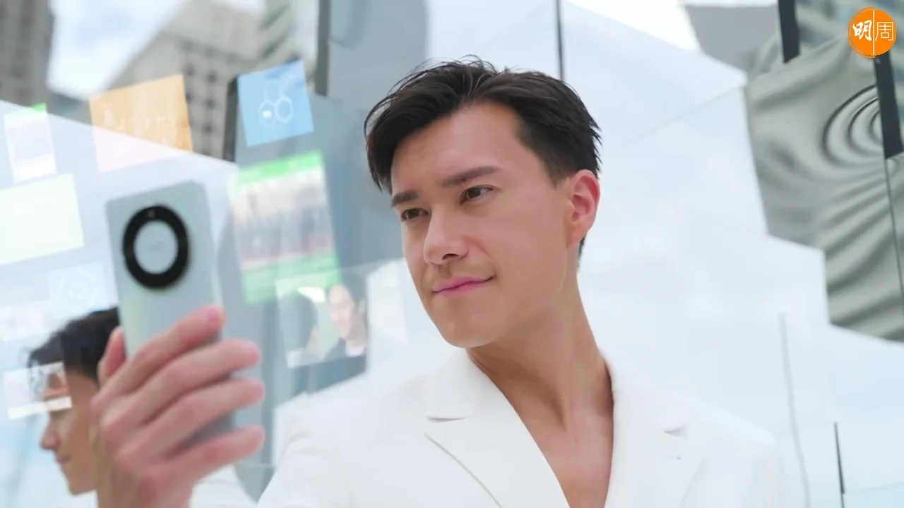 朱敏瀚真空以白色西裝上陣,十足白馬王子一樣,Charm爆!