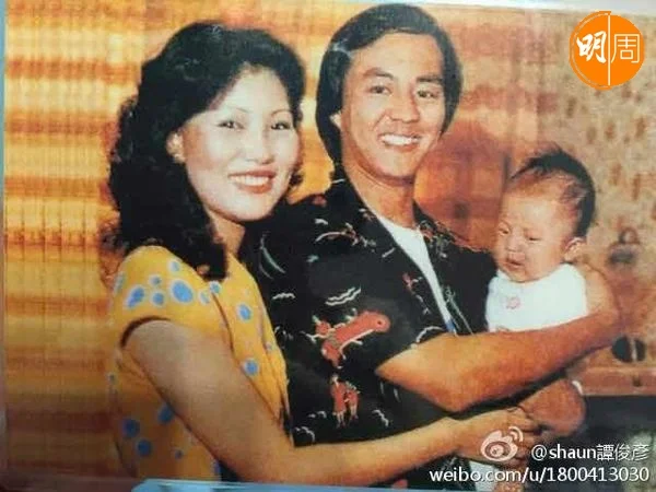 一九八○年的娛樂新聞,狄龍(原名譚富榮)和陶敏明誕下一子,這個BB就是譚俊彥。