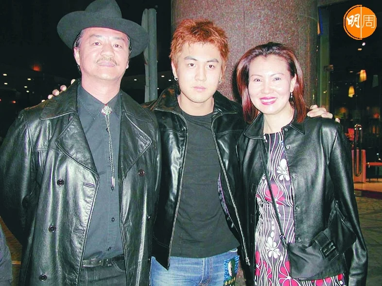 染金毛時期的譚俊彥,和父母一起出席活動。