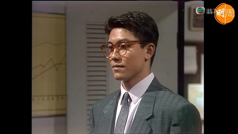 吳瑞庭初出道時穿筆挺西裝拍劇,觀眾讚他幾靚仔。