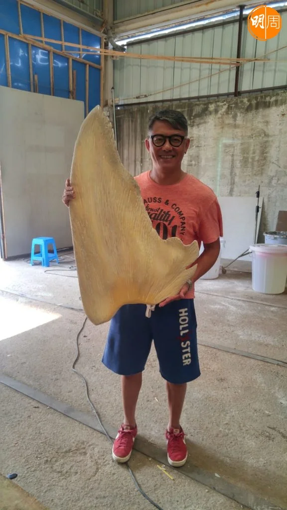 做幕後的日子,吳瑞庭為《荷里活有個大老千》一劇製作極似的天狗翅。