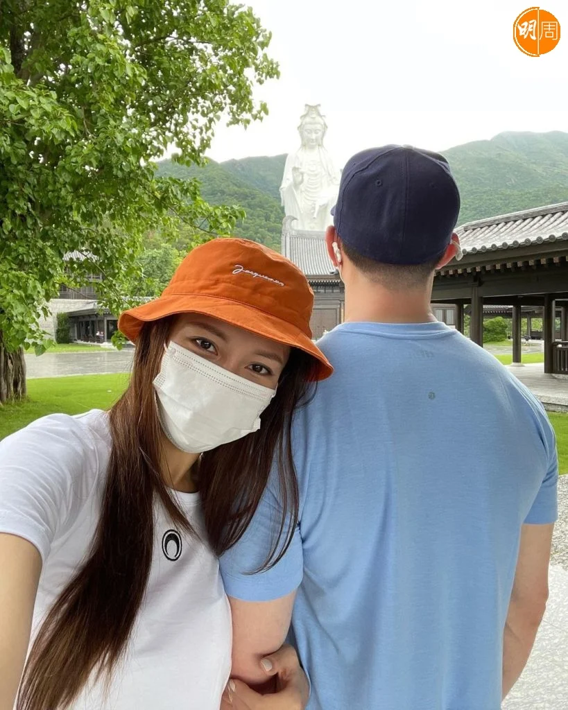 男友是外國人關係,喜歡女友打扮性感些,張曦雯亦不會吝惜。