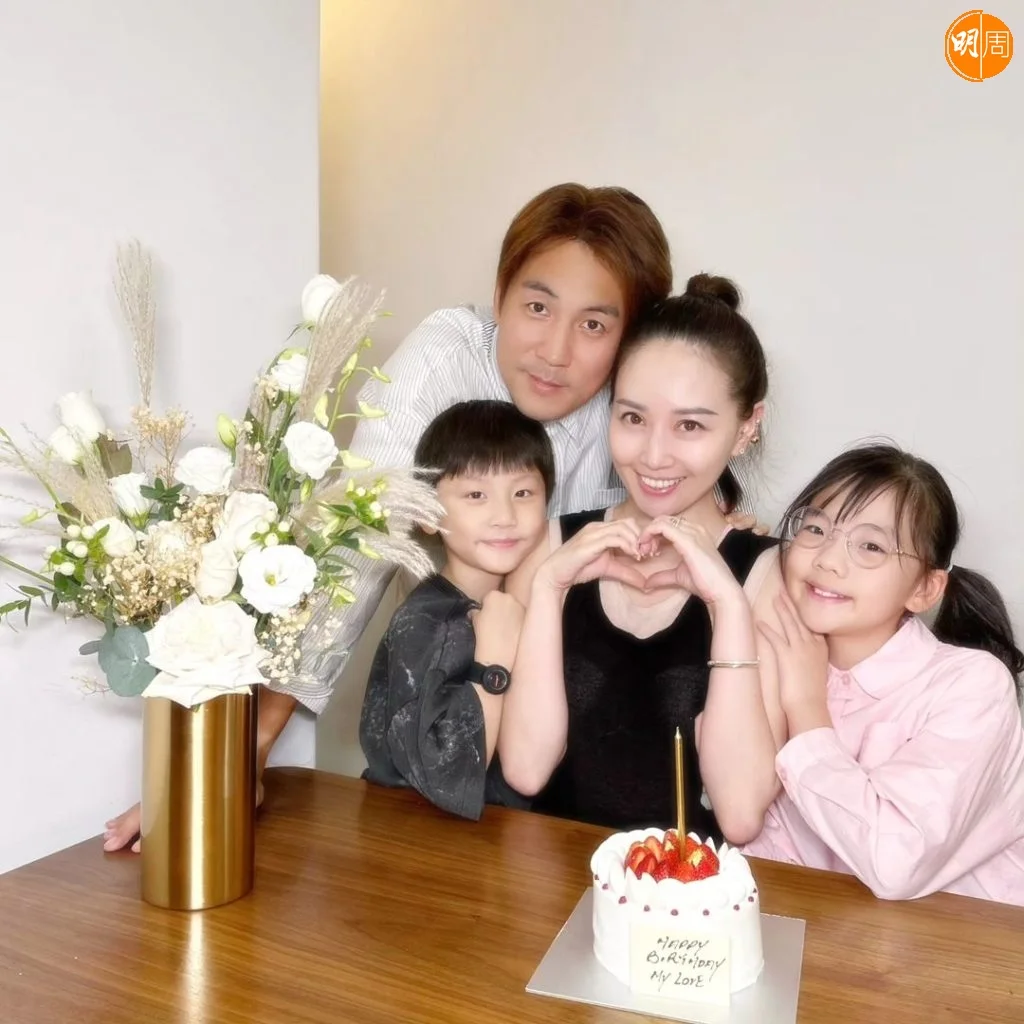 譚俊彥趕回港,買花買蛋糕為太太慶祝生日。