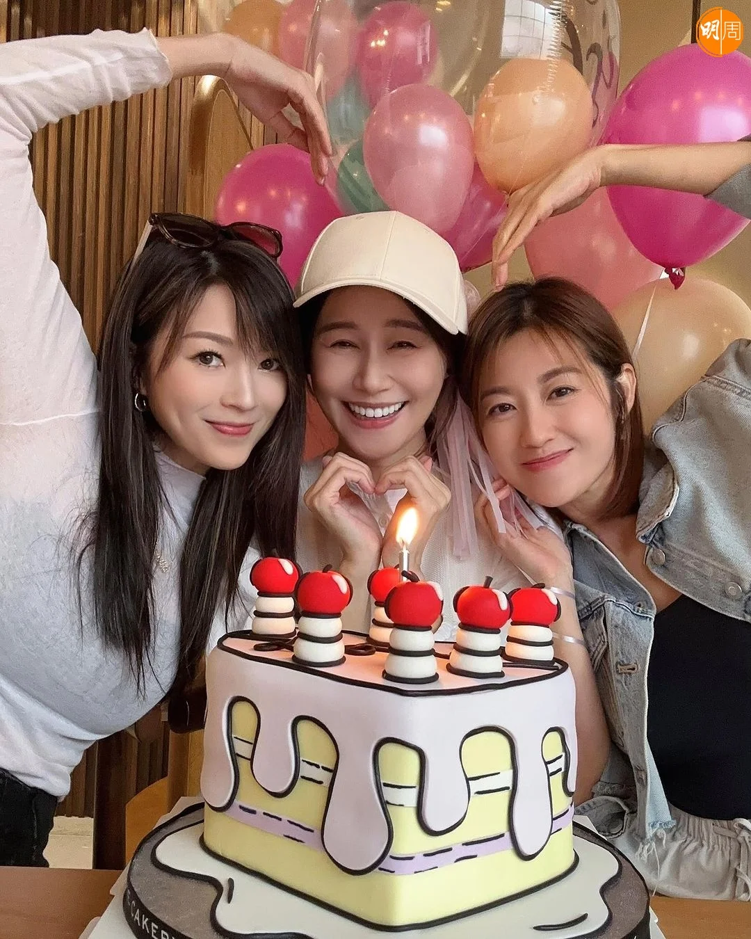 連詩雅與陳自瑤為黃翠如補祝生日。